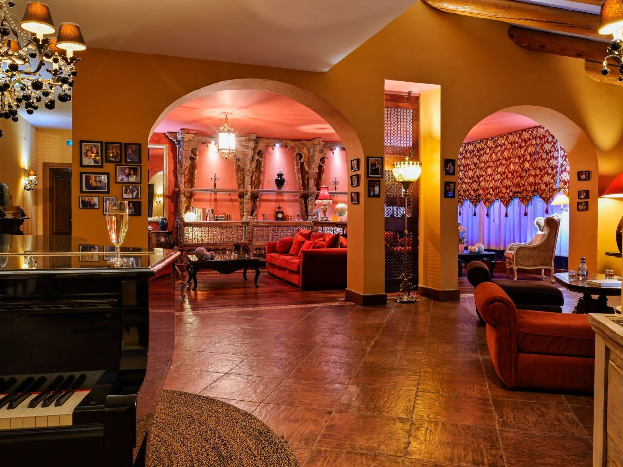 Intérieur élégant avec des ouvertures en arc, des sièges confortables et un éclairage chaleureux, mettant en valeur une palette de couleurs riche et un décor raffiné.