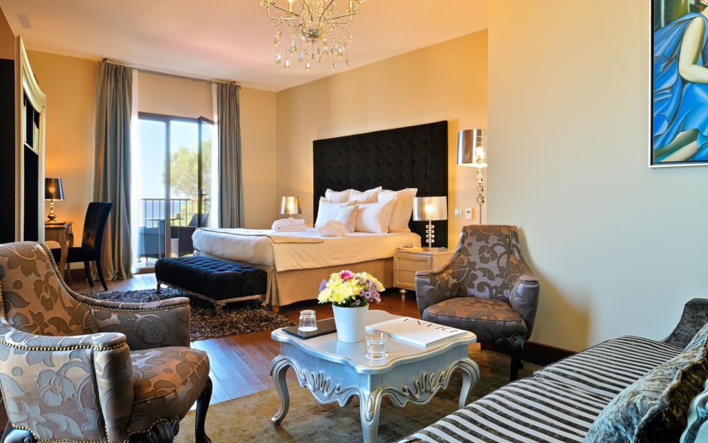 Junior Suite Master avec terrasse de l'hôtel de luxe 5 étoiles Demeure Loredana à Saint-Florent en Corse